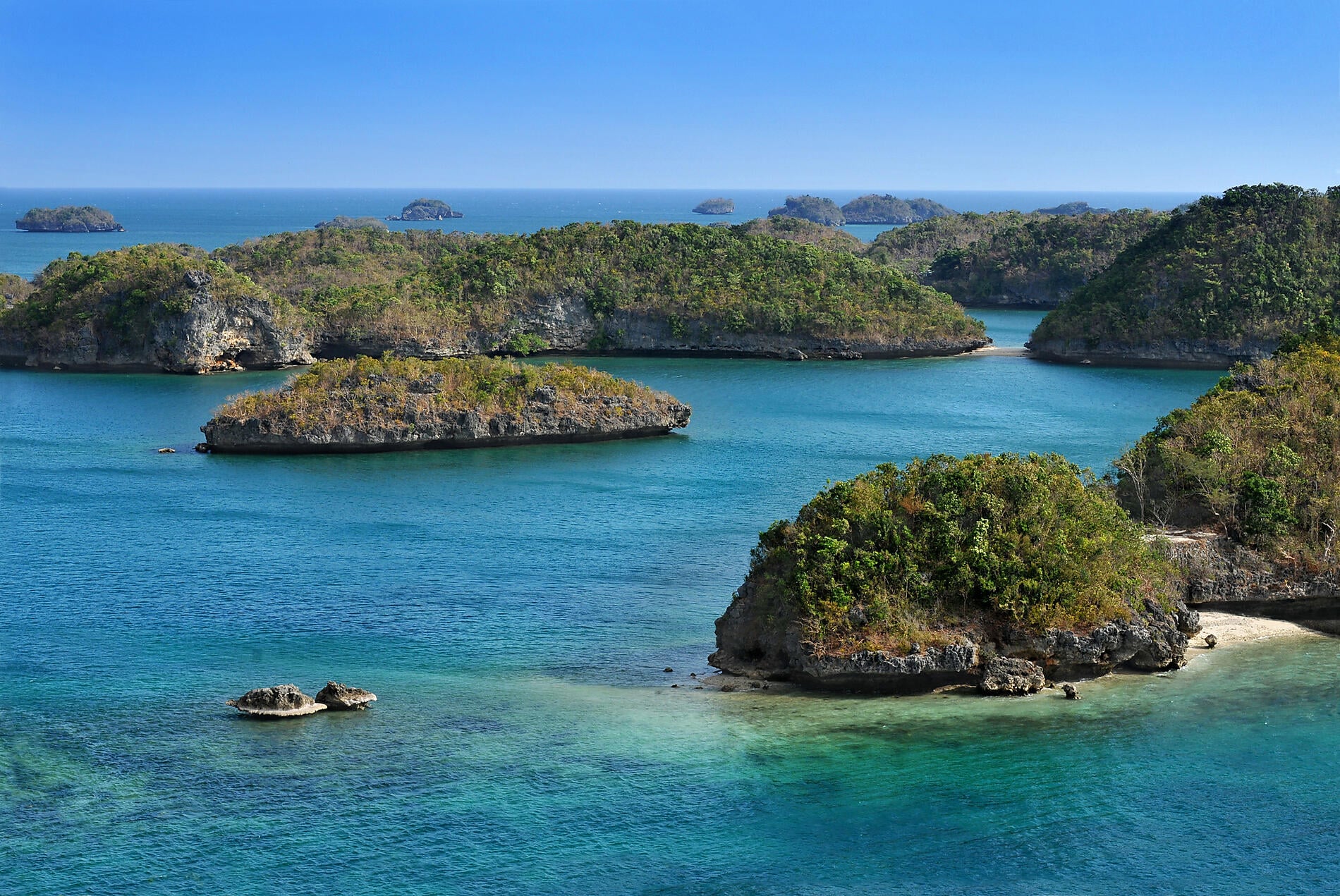 iStock-1043906824_Hundred Island.jpg